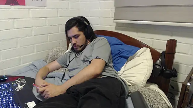 Snapshot of hung_weeb chatting on December 19, 2:56 am hung weeb online show from December 19, 2:56 am