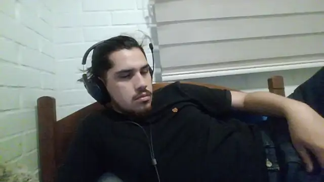 Snapshot of hung_weeb chatting on December 13, 12:20 am hung weeb online show from December 13, 12:20 am