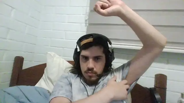 Snapshot of hung_weeb chatting on December 15, 3:24 am hung weeb online show from December 15, 3:24 am