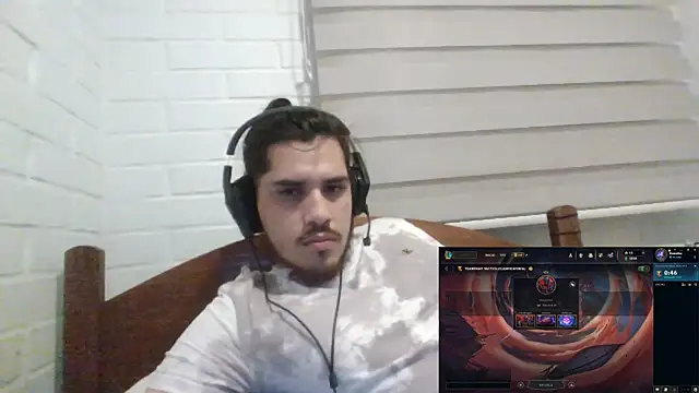 Snapshot of hung_weeb chatting on December 3, 3:18 am hung weeb online show from December 3, 3:18 am