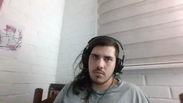 Snapshot of hung_weeb chatting on February 15, 2:05 am hung weeb online show from February 15, 2:05 am