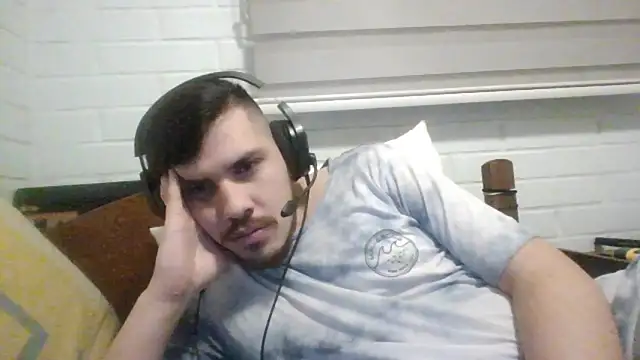 Snapshot of hung_weeb chatting on October 27, 3:53 am hung weeb online show from October 27, 3:53 am