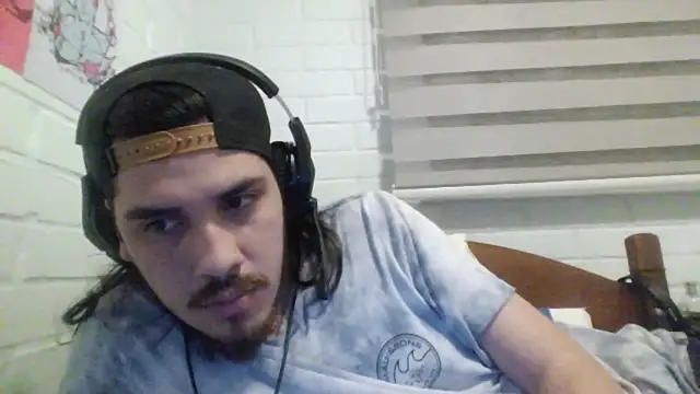 Snapshot of hung_weeb chatting on December 16, 1:10 am hung weeb online show from December 16, 1:10 am