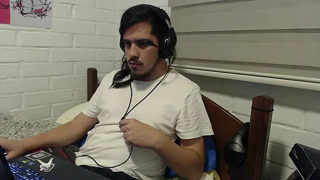 Snapshot of hung_weeb chatting on December 10, 12:23 am hung weeb online show from December 10, 12:23 am