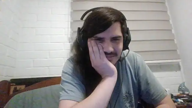 Snapshot of hung_weeb chatting on October 16, 3:58 am hung weeb online show from October 16, 3:58 am