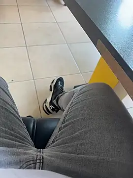 Snapshot of S2kicibey06 chatting on January 31, 1:02 pm S2kicibey06 online show from January 31, 1:02 pm