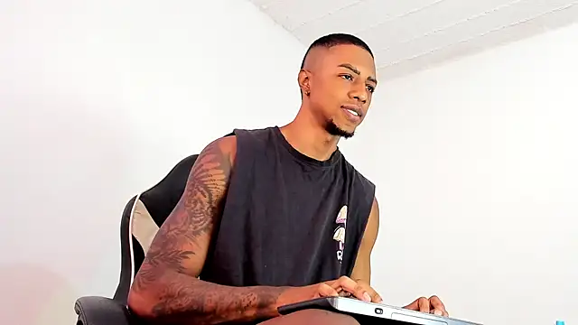 Snapshot of YeremiBrowm chatting on February 20, 9:09 pm YeremiBrowm online show from February 20, 9:09 pm