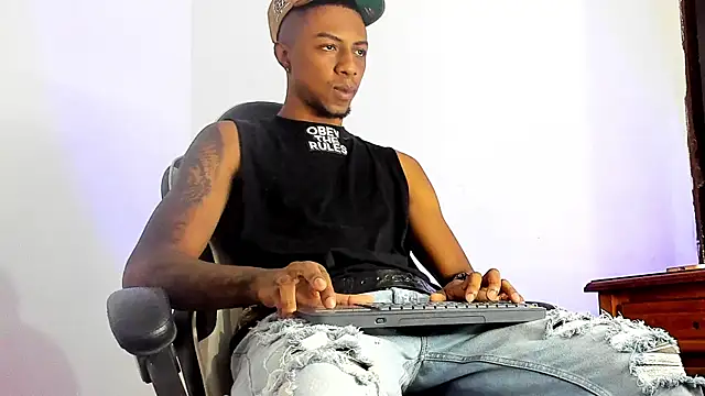 Snapshot of YeremiBrowm chatting on March 12, 10:39 pm YeremiBrowm online show from March 12, 10:39 pm