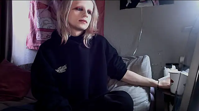 Alien Bella online show from March 20, 8:40 am