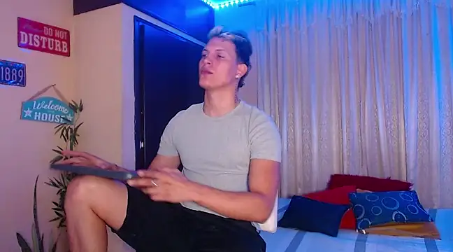 Snapshot of DavidNeill chatting on March 17, 8:51 pm DavidNeill online show from March 17, 8:51 pm