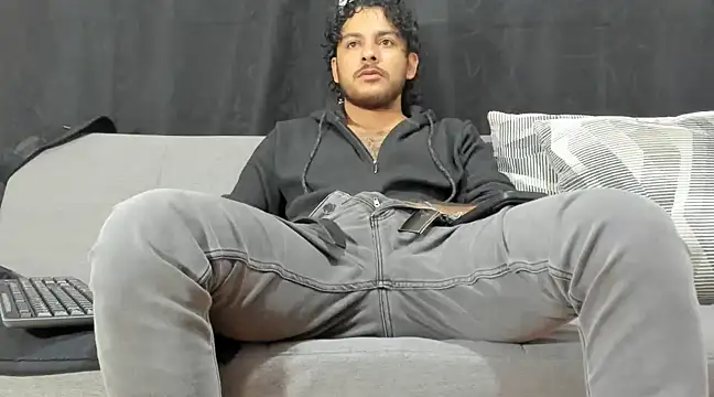 tuyo1995 online show from March 18, 8:05 pm