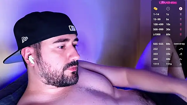 Snapshot of DominantTheo chatting on March 3, 4:01 am DominantTheo online show from March 3, 4:01 am