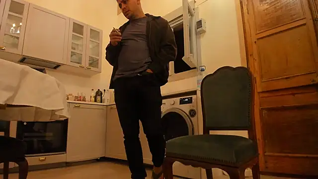 Maxi TheBigDaddy online show from December 9, 10:05 pm