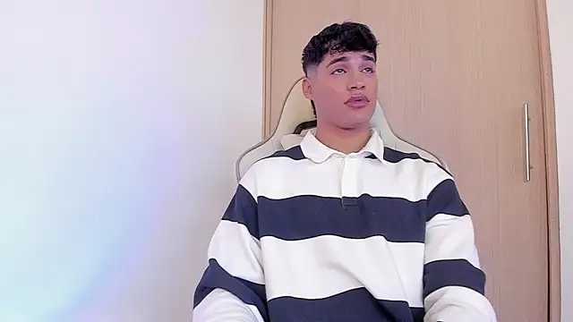 Snapshot of Jimmy_Leeh_ chatting on December 15, 9:53 pm Jimmy Leeh  online show from December 15, 9:53 pm