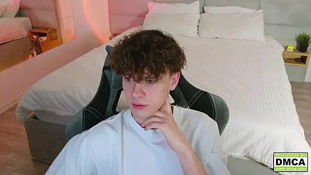 Snapshot of cute_thomas chatting on December 16, 12:04 am cute thomas online show from December 16, 12:04 am