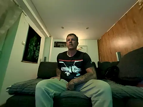 Snapshot of steveindahouse chatting on September 22, 5:40 am steveindahouse online show from September 22, 5:40 am