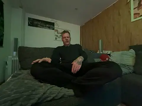 Snapshot of steveindahouse chatting on October 29, 5:21 am steveindahouse online show from October 29, 5:21 am