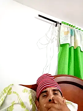 Snapshot of LarryCapija chatting on October 11, 7:23 am LarryCapija online show from October 11, 7:23 am