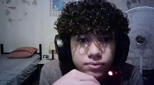 Snapshot of Emv2 chatting on February 13, 3:07 am Emv2 online show from February 13, 3:07 am