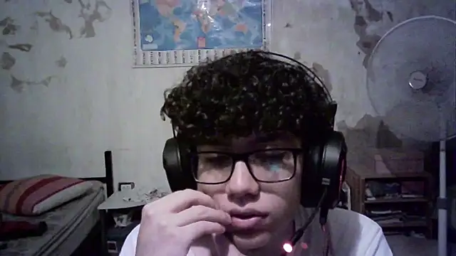 Snapshot of Emv2 chatting on December 28, 5:55 am Emv2 online show from December 28, 5:55 am