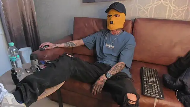 Snapshot of AcidMilo chatting on December 12, 3:48 pm AcidMilo online show from December 12, 3:48 pm