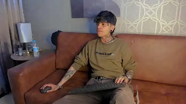 Snapshot of AcidMilo chatting on December 10, 1:00 pm AcidMilo online show from December 10, 1:00 pm