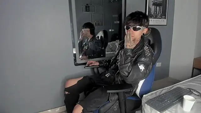 Snapshot of AcidMilo chatting on December 21, 12:49 pm AcidMilo online show from December 21, 12:49 pm