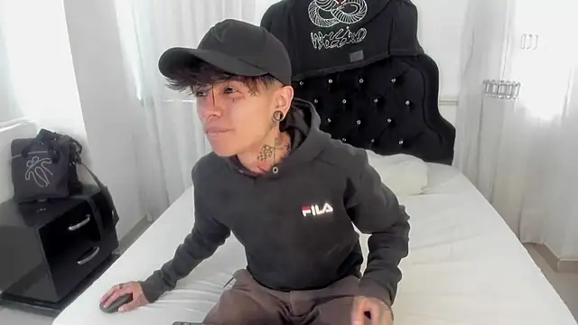 Snapshot of AcidMilo chatting on December 18, 1:02 pm AcidMilo online show from December 18, 1:02 pm