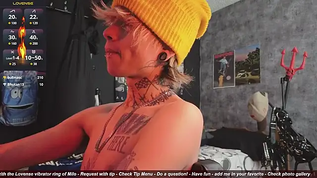 Snapshot of AcidMilo chatting on October 22, 6:10 pm AcidMilo online show from October 22, 6:10 pm