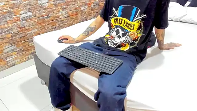 Snapshot of AcidMilo chatting on December 6, 11:22 am AcidMilo online show from December 6, 11:22 am