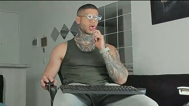 Snapshot of _jamesleandros1 chatting on February 20, 5:33 am  jamesleandros1 online show from February 20, 5:33 am