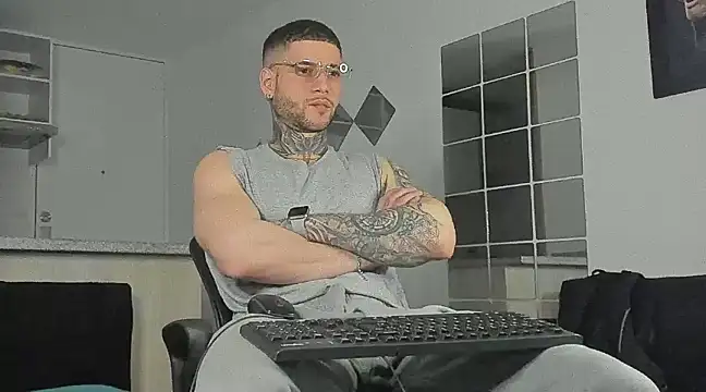 Snapshot of _jamesleandros1 chatting on December 28, 2:01 am  jamesleandros1 online show from December 28, 2:01 am