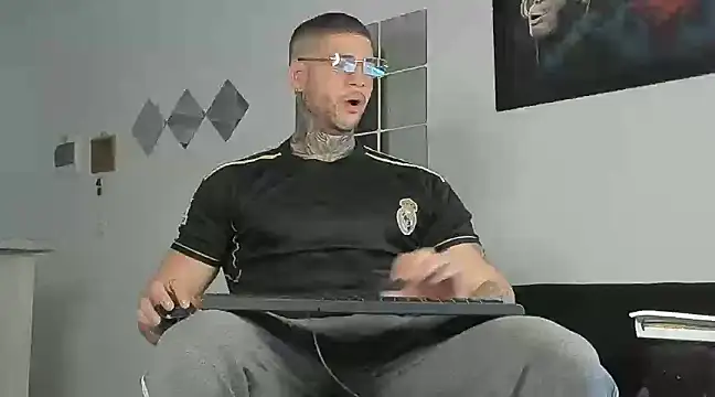 Snapshot of _jamesleandros1 chatting on February 28, 12:09 pm  jamesleandros1 online show from February 28, 12:09 pm