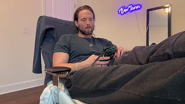 Snapshot of alexmannd chatting on January 26, 1:36 pm alexmannd online show from January 26, 1:36 pm