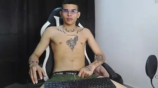 hot king20 online show from March 18, 9:10 pm