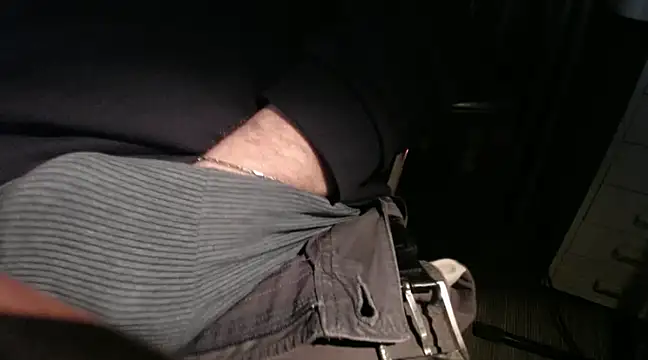 Snapshot of bloowman chatting on February 10, 1:24 am bloowman online show from February 10, 1:24 am