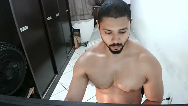 Snapshot of Brian_Aries chatting on December 9, 9:54 pm Brian Aries online show from December 9, 9:54 pm