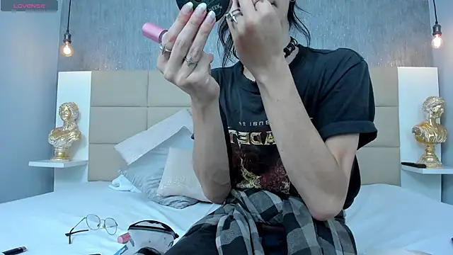 Hecatee 77 online show from March 23, 7:20 pm