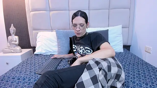 Hecatee 77 online show from February 21, 8:05 pm