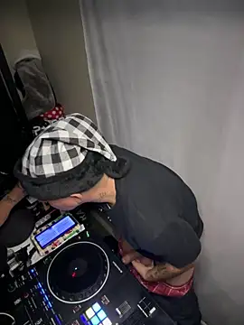 Snapshot of PeterGrandee chatting on December 26, 1:51 am PeterGrandee online show from December 26, 1:51 am