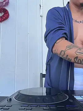 Snapshot of PeterGrandee chatting on February 15, 11:38 pm PeterGrandee online show from February 15, 11:38 pm