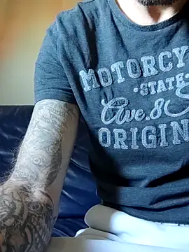 Snapshot of PIercingBoy38 chatting on September 24, 1:42 pm PIercingBoy38 online show from September 24, 1:42 pm