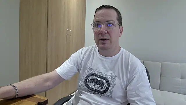 BrettJ81 online show from November 3, 2:19 pm