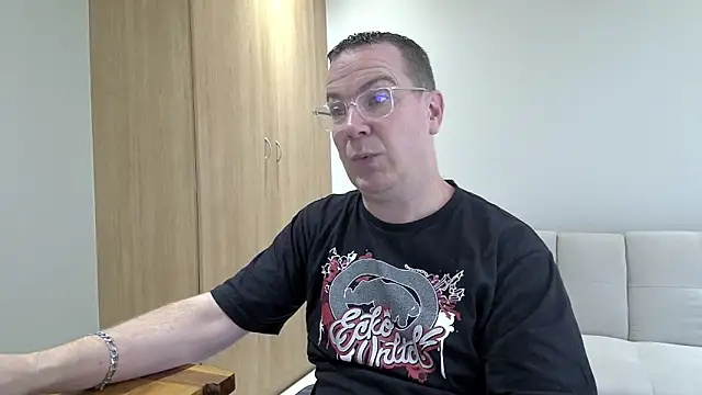 BrettJ81 online show from December 15, 1:52 pm