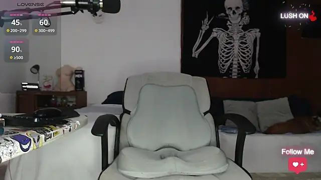 soyelcarlitos  online show from September 27, 4:05 pm